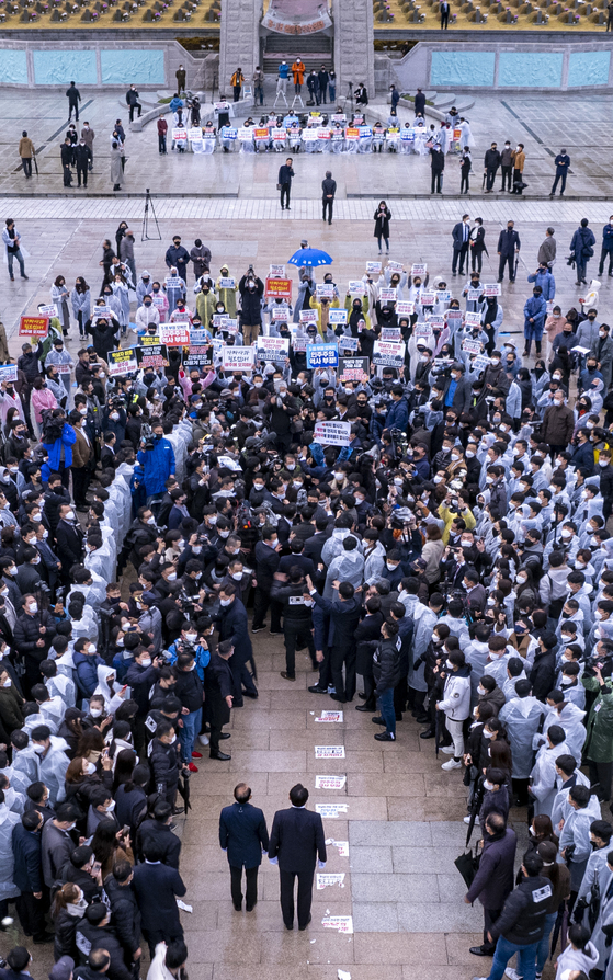 Opposition People Power Party’s presidential candidate Yoon Seok-youl stands at a distance from the memorial altar inside the May 18 National Cemetery on Wednesday, his way blocked by protesters and members of the May Mothers Association. [NEWS1]