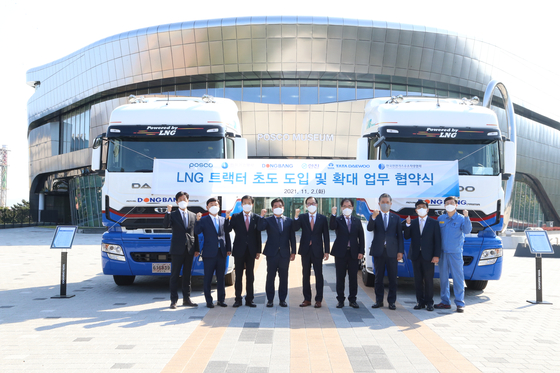 Kogas signs a memorandum of understanding with six companies to begin a trial run of liquefied natural gas-powered vehicles on Nov. 2. [KOGAS]