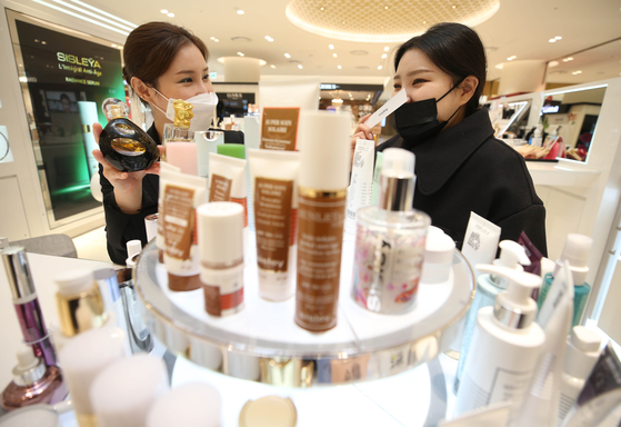 A cosmetics store within Lotte Department Store in Daegu allowing customers to smell their sample perfumes on Tuesday. As the government has been taking steps toward easing Covid-19 restrictions and returning to normalcy, department stores that stopped offering samples have also been relaxing their restrictions. As such cosmetics sales have surged. In the last two weeks since the government eased regulations, cosmetics sales are estimated to have increased 32 percent compared to the previous two weeks. [YONHAP]