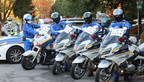 At Suwon Nambu Police Precinct in Gyeonggi on Tuesday, policemen get their bikes ready to transport students to sites to take the College Scholastic Ability Test (CSAT) on Thursday. Police across the nation help test-takers get to testing sites on time.   [NEWS1]