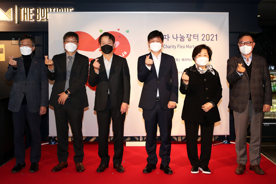 From left, Kim Su-il, president of WeStart, Ko Seung-Kwon, director of sustainable management at GS Caltex, Park Chang-hee, CEO of the JoongAng Ilbo, Kim Do-sik, deputy mayor for political affairs in Seoul, Hong Myeung-hee, chairwoman of Beautiful Store and Kim Hyeon-su, director of Megabox Multiplex, attend the opening ceremony of WeAJa Charity Flea Market 2021 at Megabox Seongsu Branch in Seongdong District, eastern Seoul, on Saturday. [JANG JIN-YEONG]  