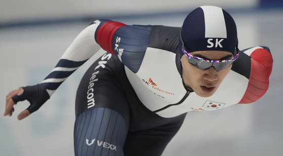 Kim Min-seok in action during the men's 1500-meter race at the ISU Speed Skating World Cup in Tomaszow Mazowiecki, Poland, on Saturday. [AP/YONHAP]
