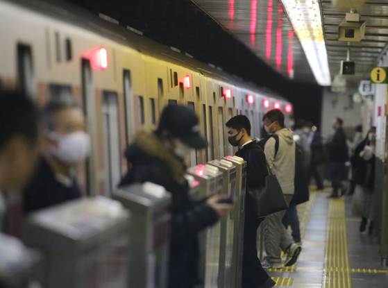 Passengers at Daito-gu subway station in Tokyo in October. [YONHAP]