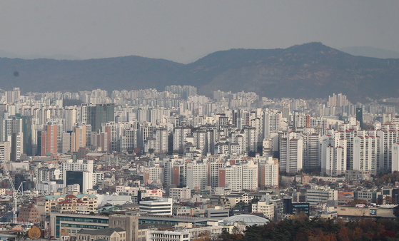 View of apartment in Seoul on Monday. The ratio of homeowners have shrunk as the value of housing units have surged in 2020. The latest study by Statistics Korea indicates more people now living in rents. [YONHAP] 