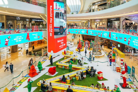 Lego's Rebuild The World zone set up at Starfield's branch in Goyang, Gyeonggi on Tuesday. Lego Korea said it has set up the Lego zone in celebration of the upcoming Christmas season. The zone is designed to look like Santa's workshop and includes an 80-meter (262.4 feet) long conveyor belt that automatically supplies Lego bricks and a 6-meter tall Lego Christmas tree that rotates. Some of the Lego toys will be sold at a 20 percent discount. The event is to run through Jan. 12. [LEGO KOREA]