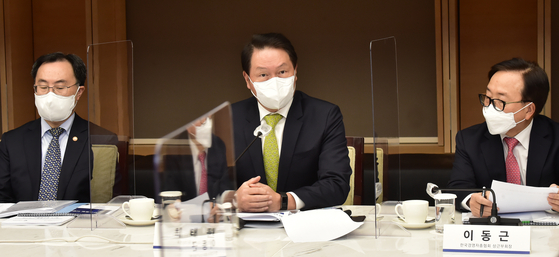 Korea Chamber of Commerce and Industry Chairman Chey Tae-won, center, speaks during a meeting with Energy Minister Moon Sung-wook at the association's office in central Seoul. [YONHAP]