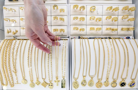 Gold necklaces are on display at the Korea Gold Exchange office in Jongno DIstrict, central Seoul, on Wednesday. Inflation is pushing gold prices higher, and 3.75 grams (0.008 pound) of gold sold for 303,500 won ($257) as of Wednesday, up 4 percent on month. [YONHAP] 