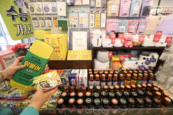 Items for students who take Korea's College Scholastic Ability Test are lined up at stationary store in Seodaemun District, western Seoul on Wednesday. The exam takes place for eight hours on Thursday. [YONHAP]