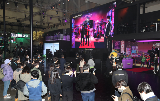 Visitors at the G-Star 2021 tour around the Bexco convention hall in Busan on Wednesday, the opening day of the game festival. [NEWS1]