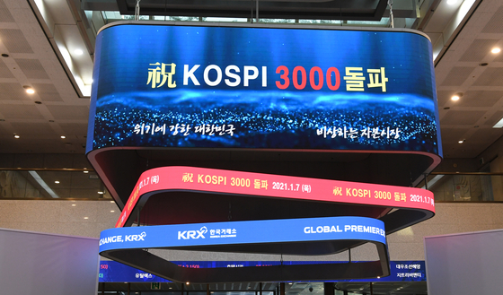 Congratulatory remarks are projected on a digital screen at Korea Exchange in Yeouido, western Seoul, as the Seoul's main bourse hit over 3,000 in its closing price for the first time in history in January [JANG JIN-YOUNG]