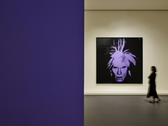 "Self-Portrait (1986)" is on display at the Espace Louis Vuitton Seoul exhibition, titled "Andy Warhol: Looking for Andy." [FONDATION LOUIS VUITTON & THE ANDY WARHOL FOUNDATION FOR VISUAL ARTS INC.]