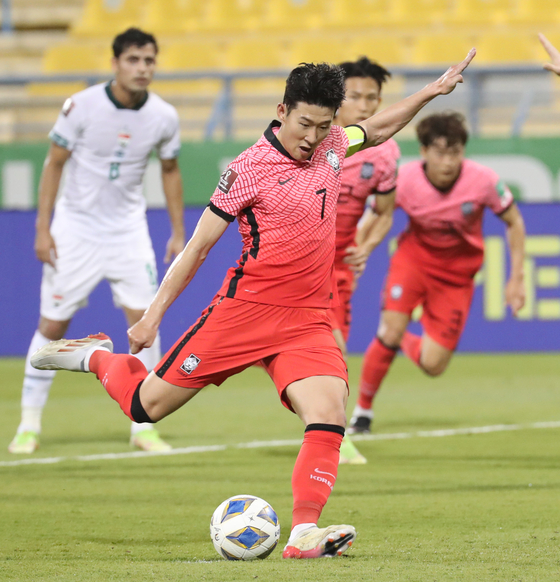 Son Heung-min in action during the second leg of the third round of Asian qualifiers for the 2022 Qatar World Cup against Iraq at Thani bin Jassim Stadium in Doha, Qatar, on Tuesday. [NEWS1]