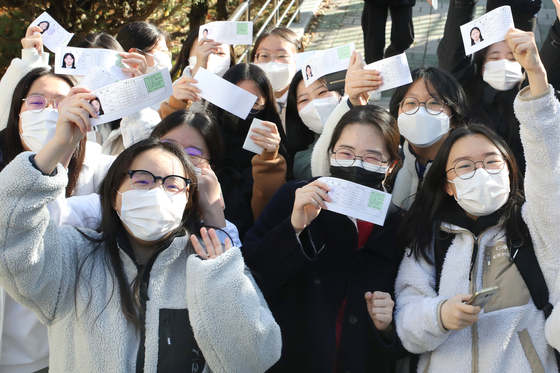 Senior students of Daegu Girls’ High School encourage one another after receiving their test verification slips Wednesday, a day before the College Scholastic Ability Test (CSAT). [NEWS1]
