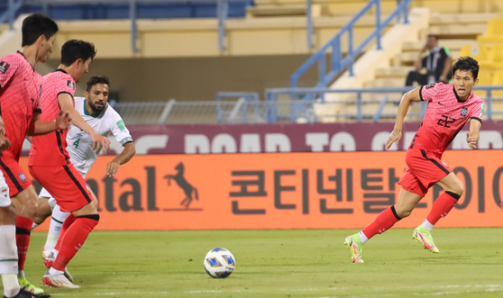Jeong Woo-young, right, in action during the second leg of the third round of Asian qualifiers for the 2022 Qatar World Cup against Iraq at Thani bin Jassim Stadium in Doha, Qatar, on Tuesday. [YONHAP]