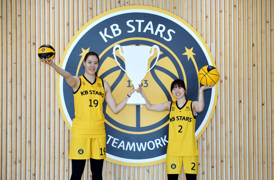 Park Ji-su, left, and Heo Ye-eun of the KB Stars pose for a picture at the KB Financial Group Training Center in Cheonan, South Chungcheong, on Monday. [JOONGANG ILBO]