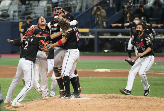 KT Wiz players celebrate after winning their first Korean Series title on Thursday evening at Gocheok Sky Dome in western Seoul. [YONHAP]