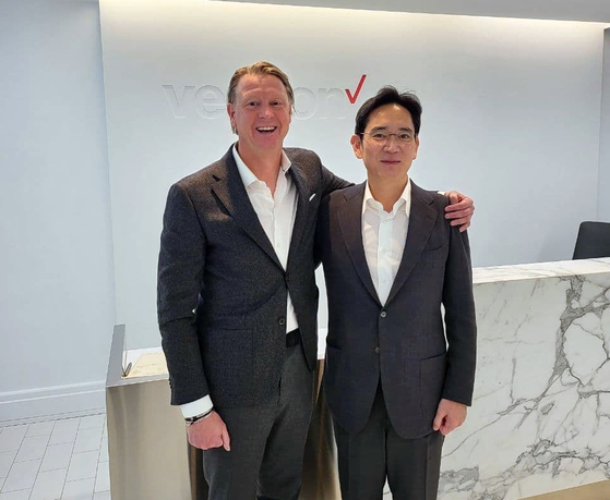 Samsung Electronics' vice chairman Lee Jae-yong, right, meets with Verizon CEO Hans Vestberg on Wednesday in New Jersey. [SAMSUNG ELECTRONICS]