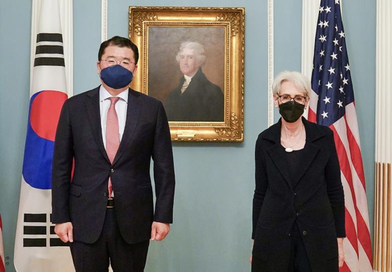 South Korean First Vice Foreign Minister Choi Jong-kun, left, and U.S. Deputy Secretary of State Wendy Sherman pose for a commemorative photo ahead of bilateral talks at the State Deparment in Washington Tuesday. [FOREIGN MINISTRY]