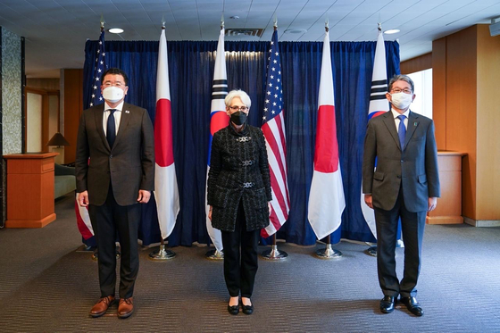 From left, Korean First Vice Foreign Minister Choi Jong-kun, U.S. Deputy Secretary of State Wendy Sherman and Japanese Vice Foreign Minister Takeo Mori pose for a commemorative photo ahead of trilateral talks in Washington Wednesday. [FOREIGN MINISTRY]