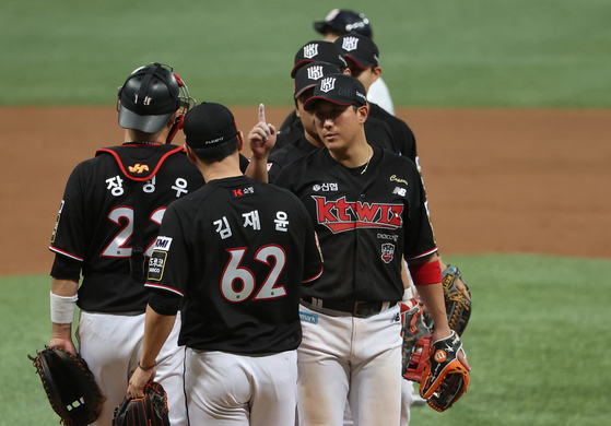 KT Wiz players celebrate in Gocheok Sky Dome in western Seoul on Wednesday after defeating the Doosan Bears in the third match of the Korean Series. As of press time Thursday, the Wiz had taken an early lead in Game 4, which could win them the championship title for the first time in the young club’s history. [YONHAP]
