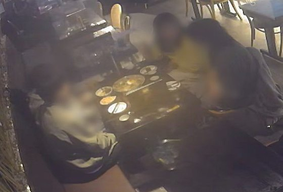 A picture posted on a sports-related online community reveals the faces of a group of people at a bar in Namyangju, Gyeonggi, accusing them of dining and dashing on Nov. 2. [ONLINE COMMUNITY]