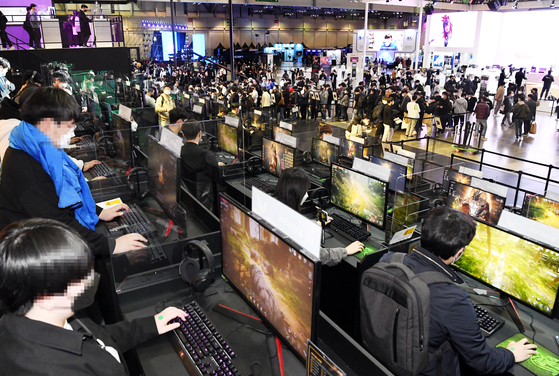 Participants of the G-Star 2021, Korea’s biggest game festival held at Bexco in Busan, enjoy games on Thursday. The event, which opened Wednesday, runs both online and offline through Sunday. [YONHAP]