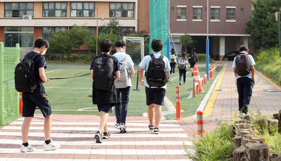 Students of Jangpyung Middle School in Dongdaemun District, eastern Seoul, are on their way to class in this file photo dated June 14. [JOINT PRESS CORPS]