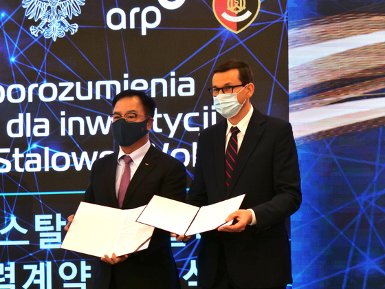 Lee Wan-jae, left, CEO of SKC, and Mateusz Morawiecki, prime minister of Poland, sign an investment agreement to construct a copper foil facility in a government-led industrial complex in the city of Stalowa Wola. SKC is investing 900 billion won ($760 million) to build a plant that will have an annual capacity of 50,000 tons. [SKC]