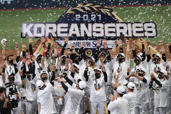 KT Wiz players celebrate after winning their first Korean Series title on Thursday evening at Gocheok Sky Dome in western Seoul. [NEWS1]