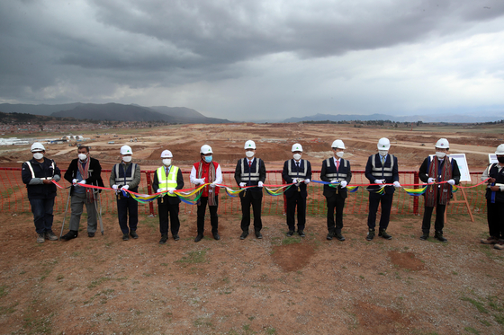 Government officials and executives attend a tape-cutting ceremony for the construction of an international airport in Chinchero in Peru on Friday. [YONHAP]