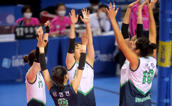 Hyundai Hillstate players celebrate after winning the match against Industrial Bank of Korea Altos on Saturday at Hwaseong Indoor Arena in Hwaseong, Gyeonggi. [YONHAP]