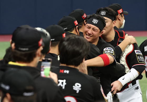 KT Wiz players celebrate after winning their first Korean Series title on Thursday evening at Gocheok Sky Dome in western Seoul. [YONHAP]