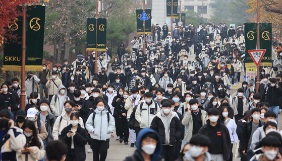 Students walk out of Sungkyunkwan University in Seoul after they finish essay tests on Sunday. They took the national College Scholastic Ability Test (CSAT) on Thursday. [YONHAP]