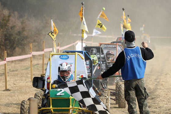 Vehicles which participated in this year's International Competition of University Student-designed Automobiles wait for a starting signal on an offroad track on Nov. 20 at the Gyeongsan campus of Yeungnam University where they were tested for durability. The 26th edition of the competition is being held this year. [NEWS1]