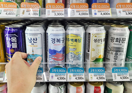 A consumer picks up Namsan Mountain Ale made by domestic brewery Kabrew at a convenience store in Seoul on Sunday. Sales of Korean craft beer reached 118 billion won in 2020, recording a three-fold jump from 2017. [YONHAP]