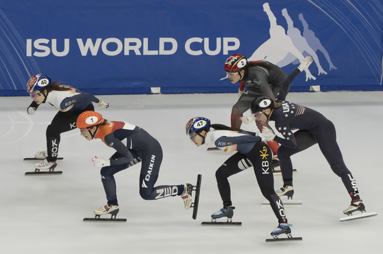 Choi Min-jeong, far left, and Lee Yu-bin, center, compete during the women's 1500m final at the ISU World Cup Short Track Speed Skating series in Debrecen, Hungary on Saturday. [XINHUA/YONHAP]