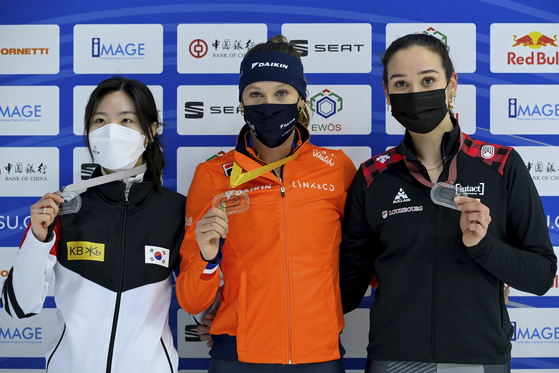 Lee Yu-bin, left, celebrates with gold medal winner Suzanne Schulting of Netherlands, center, and third placed Courtney Sarault of Canada on the podium after the women's 1500m semifinal race of the ISU Short Track Speed Skating World Cup in Debrecen, Hungary on Saturday. [AP/YONHAP]