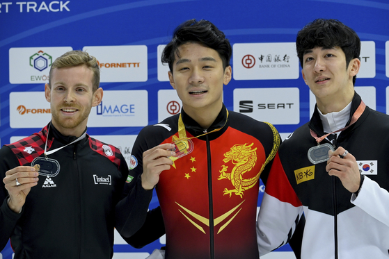 Park Jang-hyuk, right, celebrates with gold medal winner Ren Ziwei of China, center, and second placed Pascal Dion of Canada on the podium after the men's 1500m final race of the ISU Short Track Speed Skating World Cup in Debrecen, Hungary on Saturday. [AP/YONHAP]
