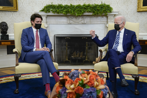U.S. President Joe Biden, right, in a meeting with Canadian Prime Minister Justin Trudeau in the White House in Washington Thursday confirms that the United States is considering a diplomatic boycott of the 2022 Beijing Olympics. [AP/YONHAP]