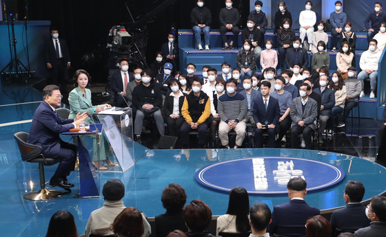 President Moon Jae-in speaks at a town hall Sunday evening in a studio in Yeouido, western Seoul, attended by some 300 people selected by polling agencies and broadcast live by KBS. Around 200 fully vaccinated people participated in person, while around 100 took part virtually in the 100-minute question and answer session which focused on overcoming the Covid-19 crisis and recovering people’s livelihoods. Moon last held such a town hall in November 2019. [YONHAP]