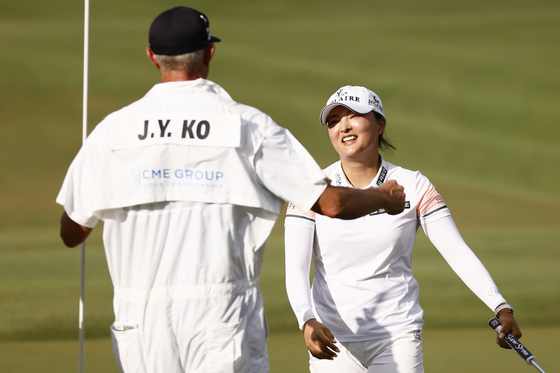 Ko Jin-young celebrates with her caddie David Brooker on the 18th green after winning the CME Group Tour Championship at Tiburon Golf Club on Sunday in Naples, Florida.  [AFP/YONHAP]
