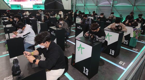 Visitors to G-Star try out new games on Sunday at Bexco, Busan. G-Star, Korea’s biggest game exhibition, ended after five days on Sunday. [JOONGANG ILBO]