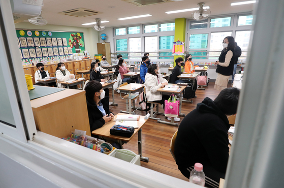 Students at the Dunsan Elementary School in Daejeon attend class on Monday as in-person school classes in all kindergartens, elementary, middle and high schools across the country resumed for the first time since the coronavirus pandemic broke out nearly two years ago. [YONHAP]