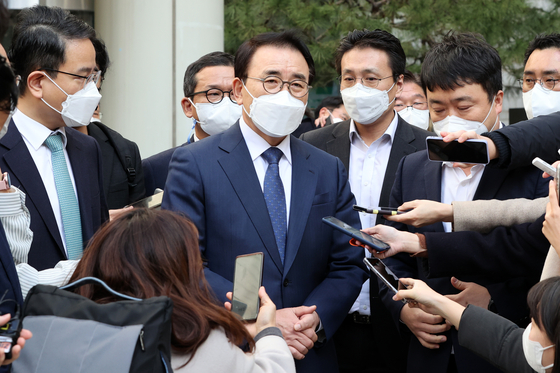 Shinhan Financial Group Chairman Cho Yong-byoung talks to reporters outside the Seoul High Court in Seocho District, southern Seoul, on Monday. [YONHAP]