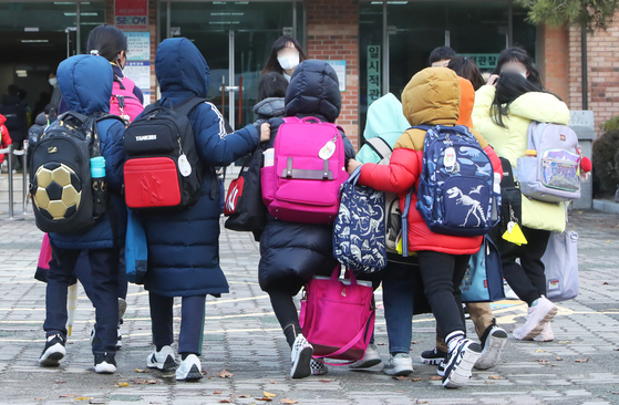 Students of Ilwol Elementary School in Suwon, Gyeonggi, go to school Monday morning. All kindergarten, elementary, and secondary schools across the nation began full in-person classes from Monday. [YONHAP]