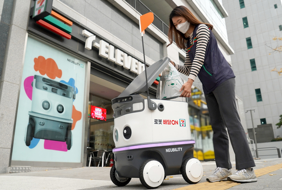 7-Eleven’s automatic driving delivery robot, which is being tested at an apartment complex in Seocho District, southern Seoul. [7-ELEVEN]