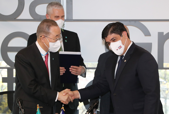 Ban Ki-moon, left, president of the Global Green Growth Institute (GGGI) and former UN secretary general, shakes hands with Costa Rican President Carlos Alvarado Quesada, right, on Monday at the institute’s headquarters in Jung District, central Seoul, after Costa Rica signed an agreement with the GGGI to boost Costa Rica's green growth plan. Costa Rica will establish a GGGI regional office to coordinate efforts on fighting climate change in the Central American region. The location and detailed schedule have not yet been decided, the institute said. The tropical nation aims to go carbon neutral by 2050, and its long-term plan includes investment in zero-emission vehicles, renewable energy and reforestation. [NEWS1]