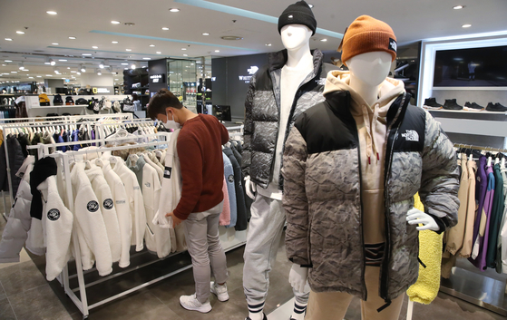 Mannequins wear puffer jackets at a Lotte Department Store branch in Jung District, central Seoul, on Monday. Winter weather is almost here, and clothing retailers are releasing new winter jackets and coats. [YONHAP]