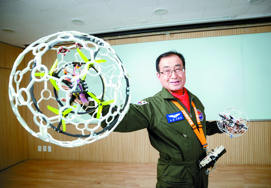 Kang Ho-sik, 62, is a full-time drone instructor who became certified after retiring from his previous job. [JEONG JUN-HEE]