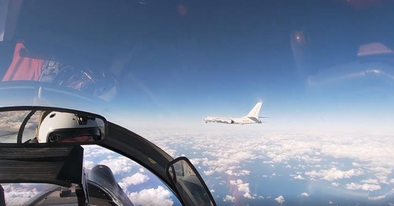 A Chinese Xian H-6 jet bomber is seen from the cockpit of a Russian Sukhoi fighter jet during the country's drills in December 2020, the previous instance of China and Russia entering the Korean air defense identification zone (Kadiz). [YONHAP]
